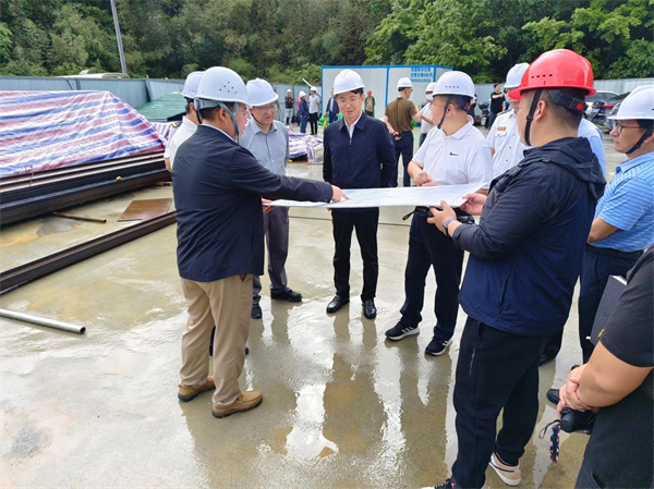 4月28日，市委常務、常務副市長任生調研新安江防洪項目建設情況，黃山徽投集團副總經理張高峰陪同調研。.jpg