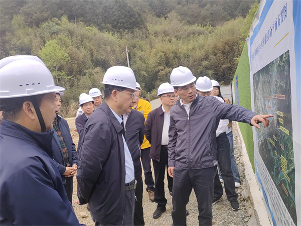 4月1日，安徽省人大常委會(huì)副主任魏曉明查調(diào)研防洪項(xiàng)目進(jìn)展情況，縣政府縣長(zhǎng)王奇勇等相關(guān)部門(mén)負(fù)責(zé)人陪同調(diào)研。.jpg