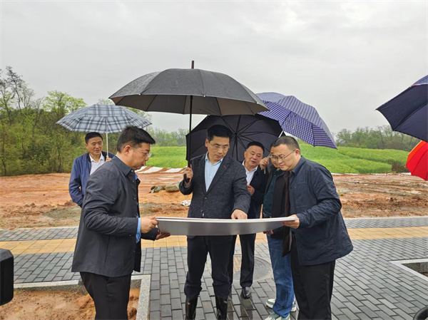 4月2日，洪董，潘總陪同王奇勇縣長一行調(diào)研重點(diǎn)項(xiàng)目1.jpg