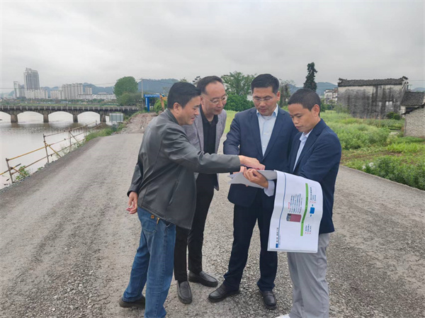 4月22日，王縣帶隊(duì)調(diào)研豐樂(lè)河右岸濱江路要素保障事宜1。.jpg