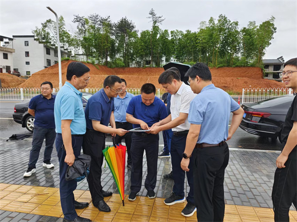 5月30日，洪董，余總陪同詹凱縣長一行調(diào)研富豐新城路網(wǎng)工程項目.jpg