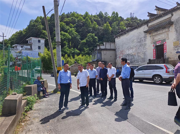 5月16日，洪董陪同汪凱書(shū)記一行調(diào)研水源地保護(hù)區(qū)。.jpg