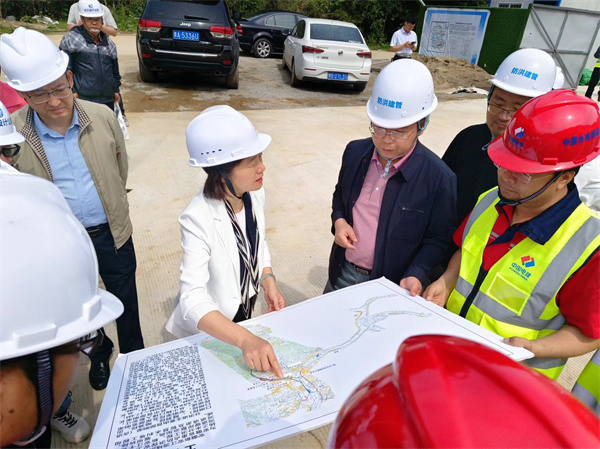 5月9日，江卓琪付市長調(diào)研新安江防洪治理工程，張總陪同。.jpg