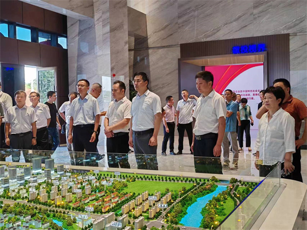 7月18日上午，歙縣人工智能創(chuàng)客中心正式投入使用并舉行揭牌儀式，縣委常委、常務(wù)副縣長(zhǎng)詹凱主持儀式，縣委副書(shū)記、縣長(zhǎng)王奇勇和徽投集團(tuán)黨委書(shū)記、董事長(zhǎng)洪筱明共同為歙縣人工智能創(chuàng)客中心揭牌?？h委常委、縣經(jīng)開(kāi)區(qū)管委會(huì)主任王坤，副縣長(zhǎng)程衍生，縣政協(xié)副主席、財(cái)政局局長(zhǎng)曹胡翠，縣直有關(guān)部門(mén)、縣各金融機(jī)構(gòu)主要負(fù)責(zé)同志，共同見(jiàn)證揭牌儀式，并觀摩富豐新城片區(qū)投資規(guī)劃沙盤(pán)、集團(tuán)企業(yè)館2。.jpg
