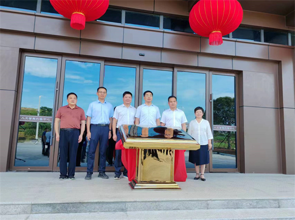 7月18日上午，歙縣人工智能創(chuàng)客中心正式投入使用并舉行揭牌儀式，縣委常委、常務(wù)副縣長(zhǎng)詹凱主持儀式，縣委副書(shū)記、縣長(zhǎng)王奇勇和徽投集團(tuán)黨委書(shū)記、董事長(zhǎng)洪筱明共同為歙縣人工智能創(chuàng)客中心揭牌?？h委常委、縣經(jīng)開(kāi)區(qū)管委會(huì)主任王坤，副縣長(zhǎng)程衍生，縣政協(xié)副主席、財(cái)政局局長(zhǎng)曹胡翠，縣直有關(guān)部門(mén)、縣各金融機(jī)構(gòu)主要負(fù)責(zé)同志，共同見(jiàn)證揭牌儀式，并觀摩富豐新城片區(qū)投資規(guī)劃沙盤(pán)、集團(tuán)企業(yè)館1。.jpg
