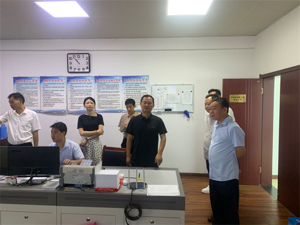 9月14日，副縣長徐涌駟赴公交公司開展中秋、國慶節(jié)前安全生產(chǎn)檢查指導(dǎo)，集團(tuán)葉總、交運(yùn)局馮局、運(yùn)管服務(wù)中心胡主任陪同1。.jpg
