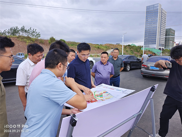 9月21日，洪董，張總陪同王奇勇縣長一行調(diào)研富豐新城片區(qū)開發(fā)推進情況。.jpg
