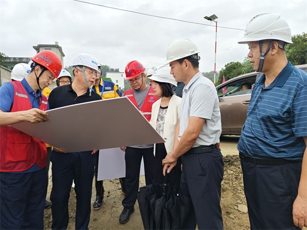 9月19日，江市長調(diào)研歙縣段防洪治理項(xiàng)目。.jpg
