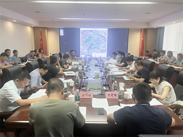 9月21日下午，王奇勇縣長在集團黨委會議室召開富豐新城片區(qū)開發(fā)工作推進工作會，縣領(lǐng)導詹凱、張暉，縣發(fā)改委、縣財政局、縣資規(guī)局、縣住建局、縣林業(yè)局、徽投集團、富豐新城投資開發(fā)公司、市政公司、徽城鎮(zhèn)、鄭村鎮(zhèn)、富堨鎮(zhèn)主要負責同志；縣紀委監(jiān)委、縣委組織部負責同志參加會議1。.jpg