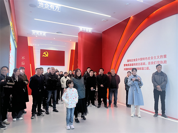 11月30日，黃山徽投集團紀委聯(lián)合集團婦聯(lián)開展“樹清廉家風，建幸福家園”家庭助廉活動，為營造風清氣正的企業(yè)政治生態(tài)貢獻家庭力量?；顒友埩思瘓F各支部書記、近兩年來新任職的集團中層干部及其家屬等40余人參加，以別樣方式共話家風建設，共筑廉潔防線1。.jpg