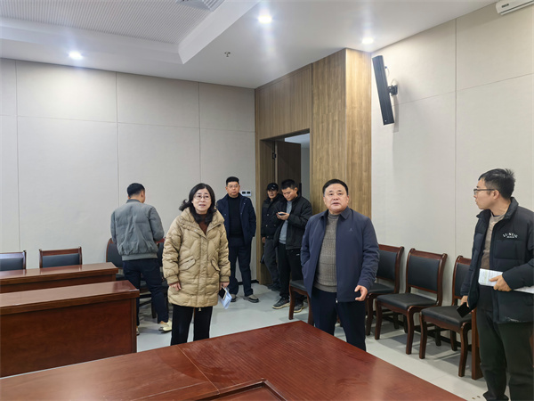 12月24日，洪董會同人大鄭主任檢查行知研學基地會務場地布置工作。.jpg
