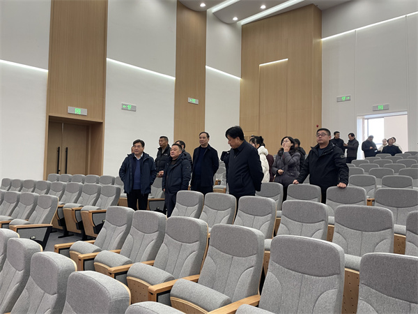 1月4日，洪董陪同吳志平書記檢查行知研學(xué)基地會(huì)務(wù)準(zhǔn)備情況。.jpg