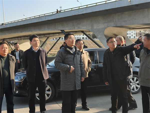 1月19日下午，縣政府縣長實(shí)地調(diào)研新安江流域防洪治理工程項(xiàng)目進(jìn)展情況，副縣長程偉，縣政府辦、縣水利局、縣應(yīng)急局、縣住建局、縣城管局、徽投集團(tuán)、徽城鎮(zhèn)、桂林鎮(zhèn)有關(guān)負(fù)責(zé)同志隨同參加。.jpg