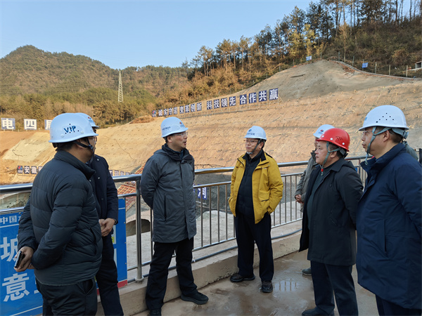 1月19日下午，縣政府縣長實(shí)地調(diào)研新安江流域防洪治理工程項(xiàng)目進(jìn)展情況，副縣長程偉，縣政府辦、縣水利局、縣應(yīng)急局、縣住建局、縣城管局、徽投集團(tuán)、徽城鎮(zhèn)、桂林鎮(zhèn)有關(guān)負(fù)責(zé)同志隨同參加1。.jpg