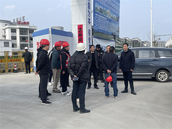 2月5日，縣長王奇勇帶隊調(diào)研新徽商創(chuàng)業(yè)基地一期一標段項目春節(jié)后復(fù)工復(fù)產(chǎn)工作，黃山徽投集團總經(jīng)理潘楷金陪同調(diào)研。.jpg