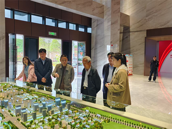 4月17日，潘總陪同市人大常委會(huì)原副主任鮑小如一行調(diào)研富豐新城項(xiàng)目.jpg