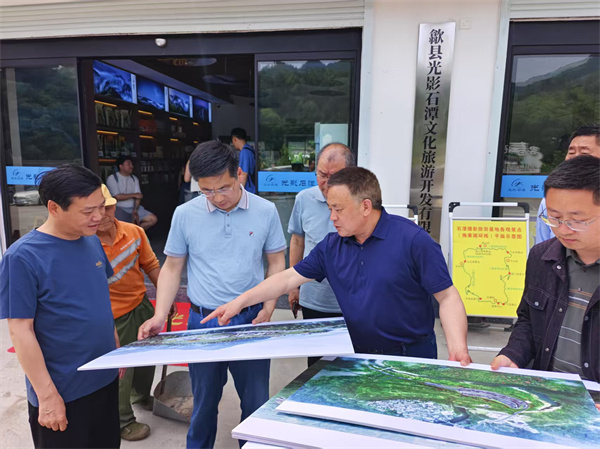 5月4日，洪董陪同王奇勇縣長一行調(diào)研石潭景區(qū)項(xiàng)目.jpg
