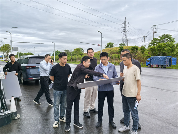 5月9日，常務副縣長戴維調(diào)研富豐新城片區(qū)項目，潘總、余總陪同.jpg