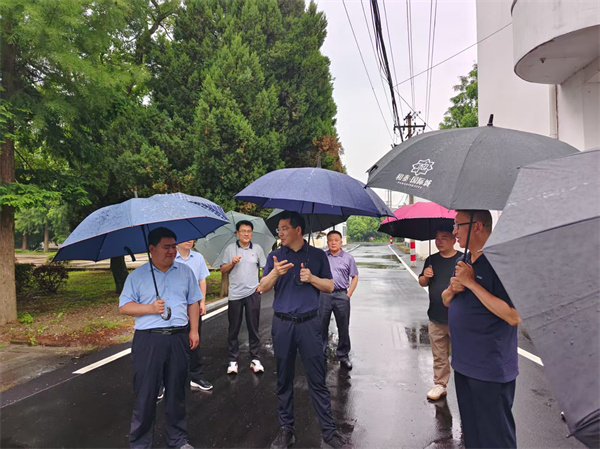 5月22日，洪董陪同王奇勇縣長(zhǎng)一行到潭渡中學(xué)調(diào)研.jpg