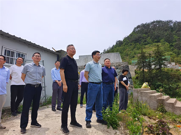 5月4日，洪董陪同王奇勇縣長一行調(diào)研湖田山景區(qū)項(xiàng)目.jpg
