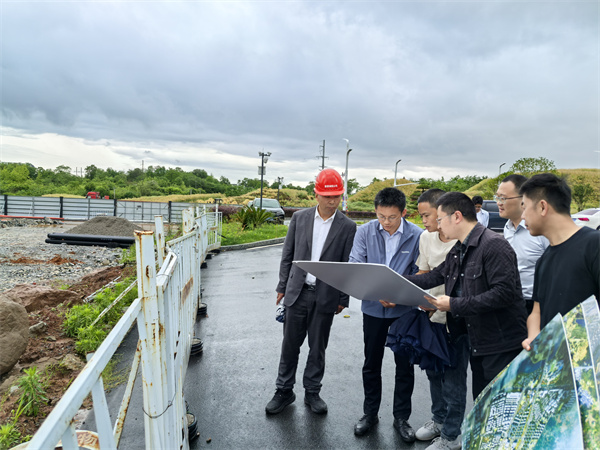 5月9日，常務副縣長戴維調(diào)研富豐新城片區(qū)項目，潘總、余總陪同1.jpg