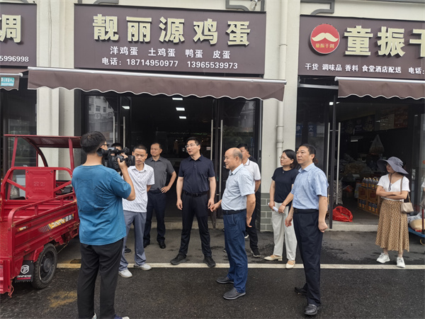 6月19日，王奇勇縣長帶隊文明辦，市監(jiān)局，城管局調(diào)研城西鄰里中心，潘總，汪總現(xiàn)場陪同1.jpg