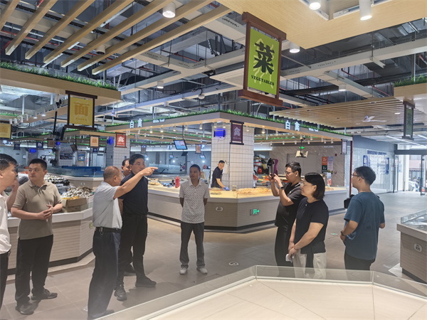 6月19日，王奇勇縣長帶隊文明辦，市監(jiān)局，城管局調(diào)研城西鄰里中心，潘總，汪總現(xiàn)場陪同.jpg