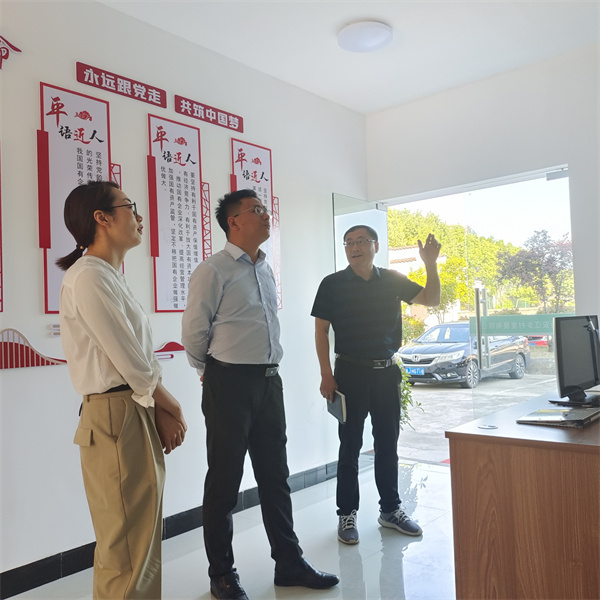 5月5日，縣委常委、組織部長方慶峰調(diào)研新安江公司，黃山徽投集團常務(wù)副總經(jīng)理方亮陪同。.jpg