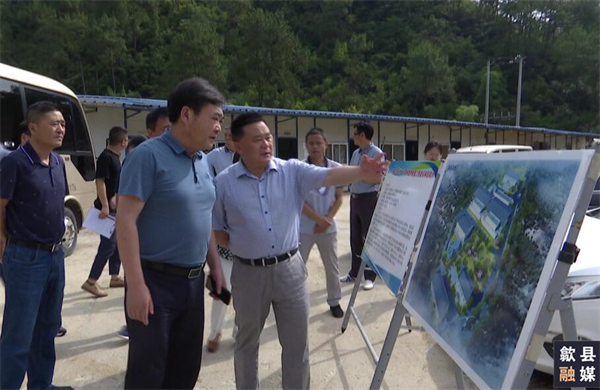6月18日，縣委常委、常務副縣長吳志平帶隊先后來到城區(qū)備用飲用水源保護區(qū)治理工程、第三水廠及供水管網(wǎng)配套延伸工程、漁梁風貌整治提升工程、城區(qū)老舊管網(wǎng)提升項目、游泳館二期等重點項目建設現(xiàn)場，黃山徽投集團黨委書記、董事長洪筱明陪同。.png