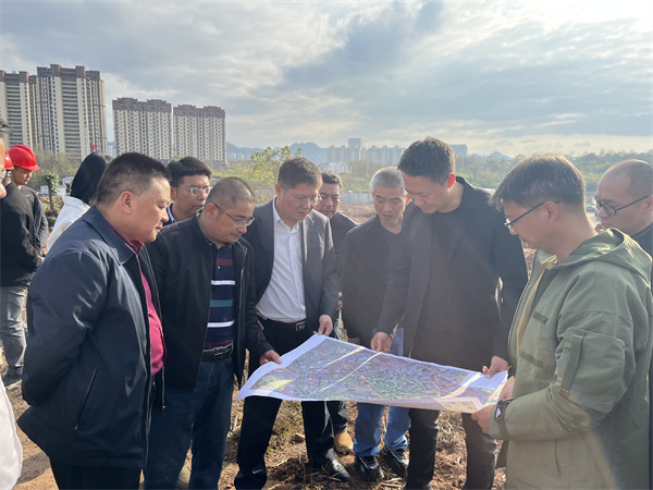 11月20日，縣委常務(wù)、副縣長詹凱帶隊調(diào)研集團(tuán)富豐新城商務(wù)服務(wù)中心項目規(guī)劃設(shè)計，洪董，余總陪同調(diào)研。.jpg
