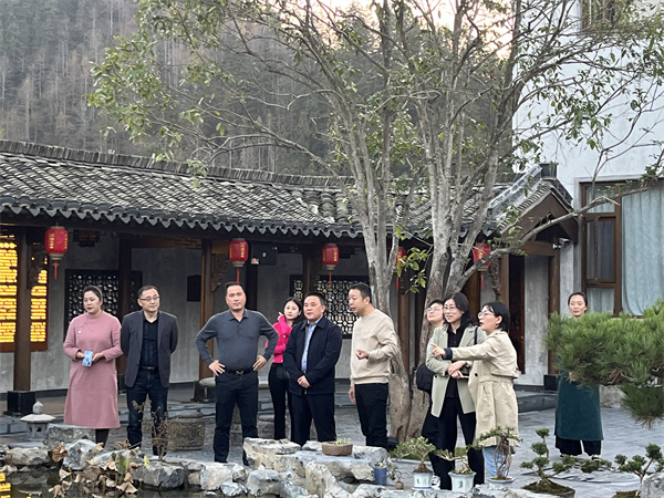 11月26日，縣人大鄭向陽(yáng)主任帶隊(duì)考察黟縣泊心云宿建成運(yùn)營(yíng)情況，洪董，方總，葉總陪同調(diào)研。.jpg