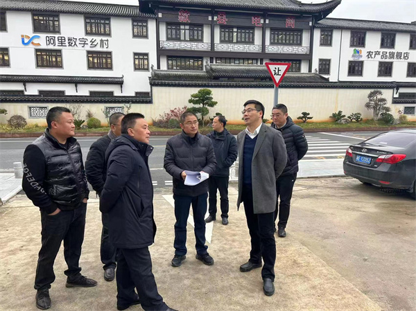 12月4日，王奇勇縣長調(diào)研四連車隊、鹽業(yè)公司地塊。.jpg