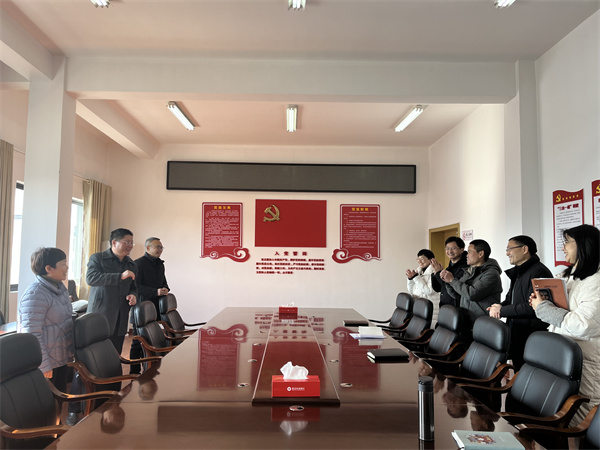 1月29日，縣委常委、副縣長詹凱，財政局曹局、汪局一行赴集團開展新春走訪慰問。.jpg