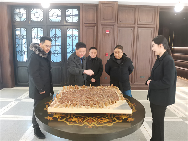 2月2日，縣委常委、副縣長詹凱赴上海開展“雙招雙引”工作，考察調研露香園城市更新項目，并與上海城投控股對接洽談，誠邀上海城投到歙縣考察投資，參與富豐新城建設。1.jpg