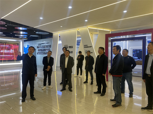 4月26日上午，縣委常委、副縣長(zhǎng)詹凱帶隊(duì)赴江西百勝智能公司調(diào)研充電樁項(xiàng)目，洪董、潘總陪同調(diào)研。.jpg