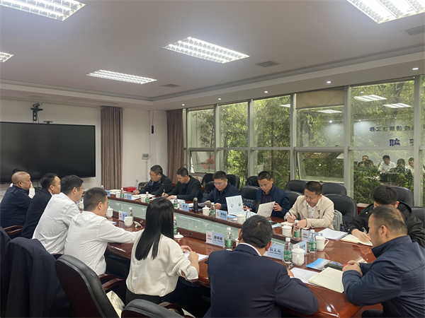4月25日，縣委常委、副縣長詹凱帶隊赴湖南參觀吉首智慧停車指揮中心，潘總、方總陪同調研。1.jpg