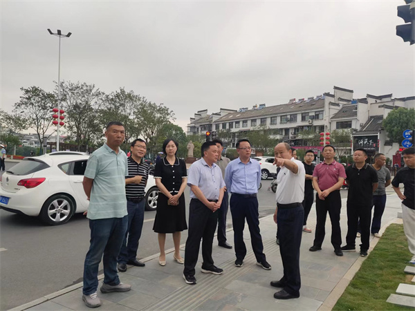 6月5日，洪董陪同汪凱書記一行調(diào)研古城公園提升改造項目.jpg