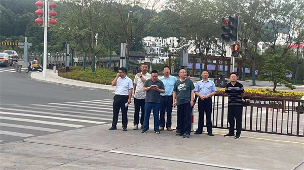 7月15日，汪凱書記在洪董、張總陪同下指導(dǎo)古城亮化、護欄等基礎(chǔ)設(shè)施提升情況。.jpg