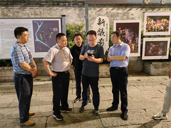 9月11日，汪凱書(shū)記夜間調(diào)研古城三期項(xiàng)目，對(duì)部分節(jié)點(diǎn)提升進(jìn)行指導(dǎo)，黃山徽投集團(tuán)黨委書(shū)記、董事長(zhǎng)洪筱明，副總經(jīng)理張高峰陪同調(diào)研。.jpg