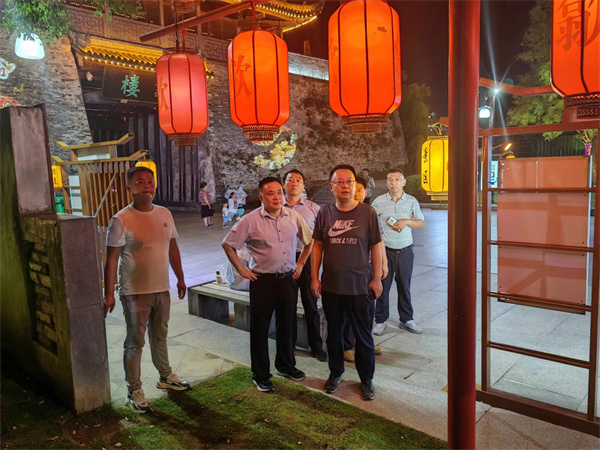 9月11日，汪凱書(shū)記夜間調(diào)研古城三期項(xiàng)目，對(duì)部分節(jié)點(diǎn)提升進(jìn)行指導(dǎo)，洪董，張總陪同調(diào)研。.jpg