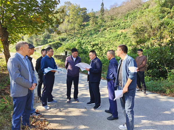 10月18日，洪董陪同詹凱縣長一行調(diào)研6l0礦開發(fā)項(xiàng)目.jpg