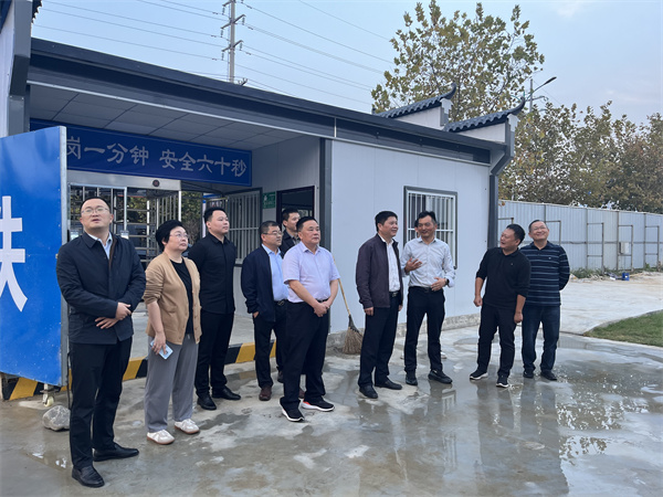 10月26日，詹縣帶隊調(diào)研寧國市文體中心EPCO項目，就項目設(shè)計、采購、施工和運(yùn)營一體化建設(shè)與寧國市鄉(xiāng)村振興投資集團(tuán)進(jìn)行交流，縣住建局、資規(guī)局，徽投集團(tuán)洪董、余總、方總等相關(guān)人員陪同考察。.jpg