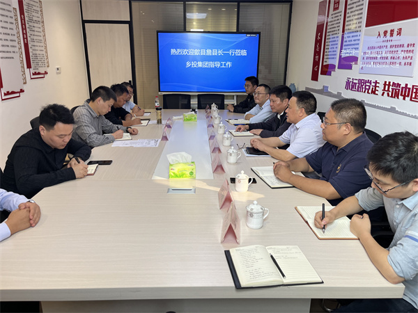 10月26日，詹縣帶隊調(diào)研寧國市文體中心EPCO項目，就項目設(shè)計、采購、施工和運(yùn)營一體化建設(shè)與寧國市鄉(xiāng)村振興投資集團(tuán)進(jìn)行交流，縣住建局、資規(guī)局，徽投集團(tuán)洪董、余總、方總等相關(guān)人員陪同考察。1.jpg