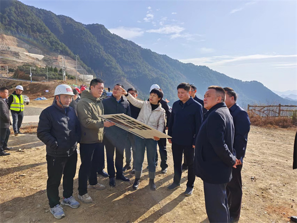 12月6日，洪董，余總陪同詹凱縣長一行調(diào)研湖田山景區(qū)項目.jpg