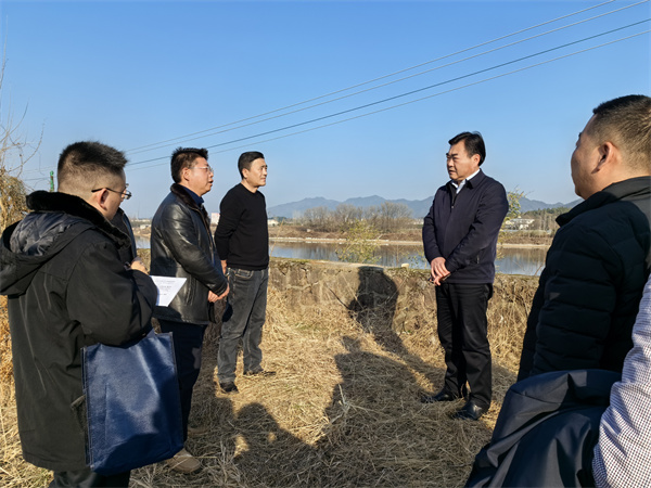 1月17日，縣委副書(shū)記吳志平調(diào)研安徽新安江流域防洪治理工程歙縣段工作開(kāi)展情況，張總陪同。.jpg